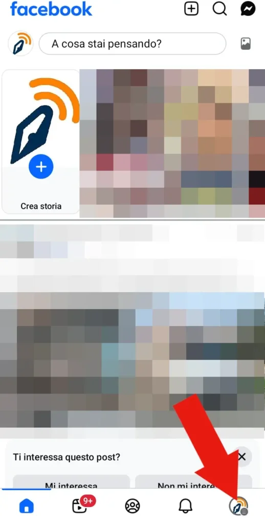Screenshot della homepage di Facebook su App. Una freccia indica l'immagine profilo in basso a destra da cliccare.