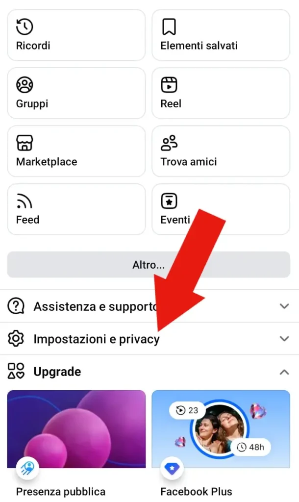 Screenshot del menù dell'app di Facebook e una freccia indica la voce impostazioni e privacy da cliccare.
