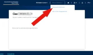Screenshot del servizio passaporti online dopo l'accesso. Il menù sotto a nuova richiesta è aperto e una freccia indica la voce Passaporto Elettronico da cliccare.