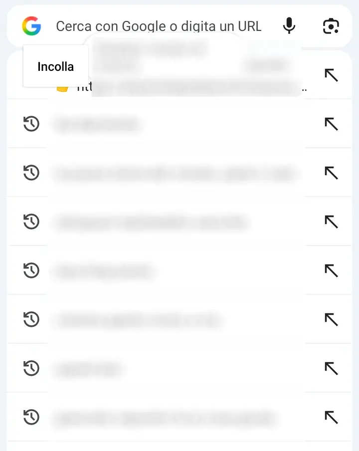 Screenshot di Google Chrome su Android e della voce incolla sotto alla barra degli indirizzi.