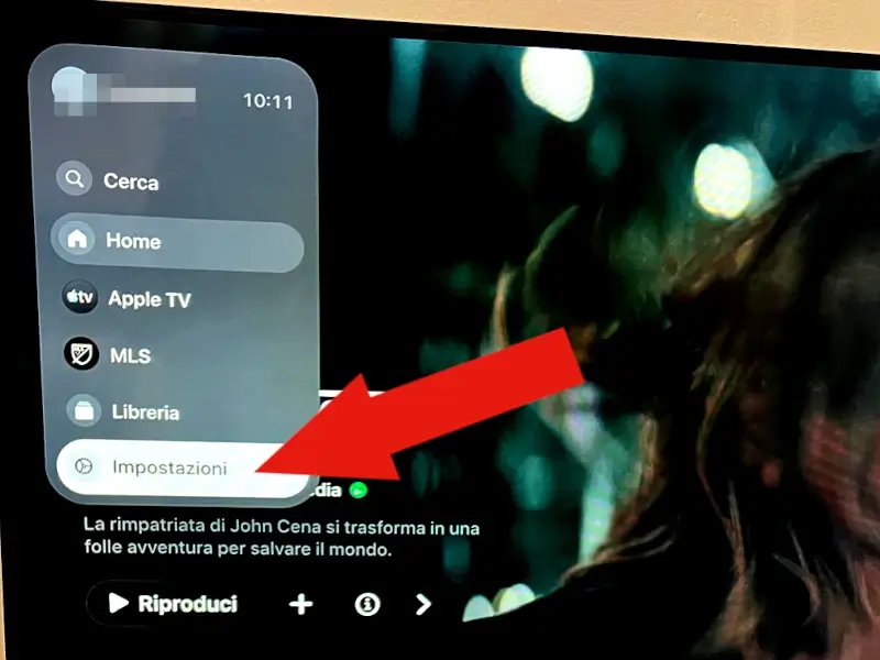 Foto di una smart TV con il menù dell'App Apple TV e una freccia indica la voce impostazioni che è selezionata.